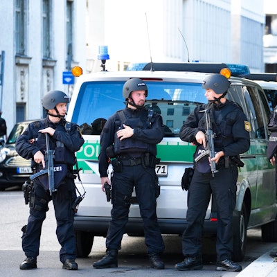 Zahlreiche Polizisten sind in der Münchner Innenstadt in der Nähe des NS-Dokumentationszentrums und des Israelischen Generalkonsulats im Einsatz.