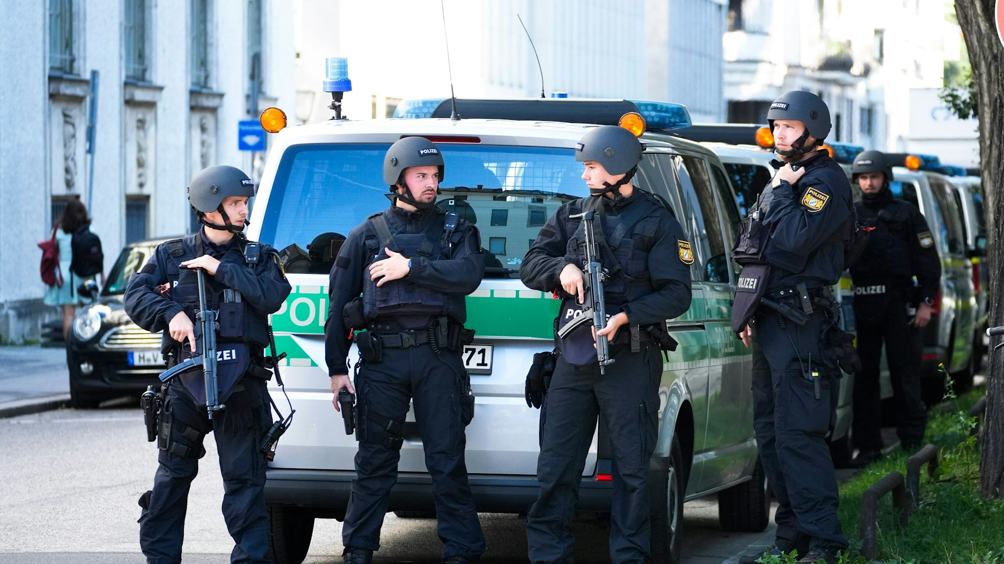 Zahlreiche Polizisten sind in der Münchner Innenstadt in der Nähe des NS-Dokumentationszentrums und des Israelischen Generalkonsulats im Einsatz.