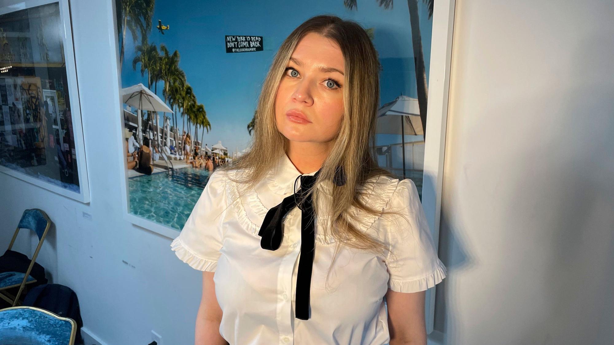 Anna Delvey, auch als Anna Sorokin bekannt, posiert für ein Foto.