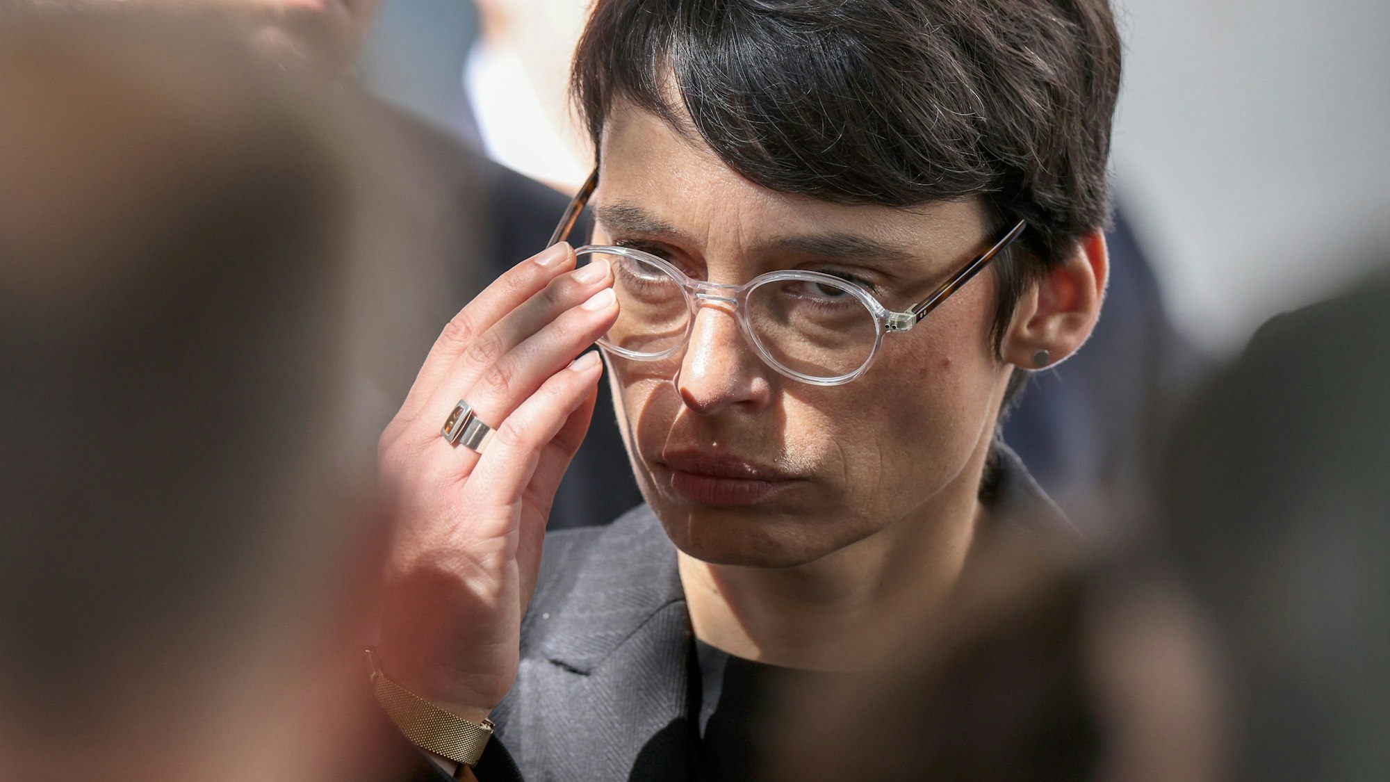 Josefine Paul (Bündnis 90/Die Grünen), Ministerin für Kinder, Jugend, Familie, Flucht und Integration in Nordrhein-Westfalen, beim Gedenken an die Opfer der Messerattacke auf dem Solinger Stadtfest.