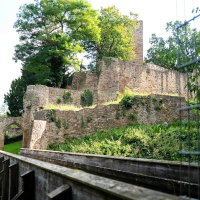 Blick auf Ruinen in einer grünen Umgebung