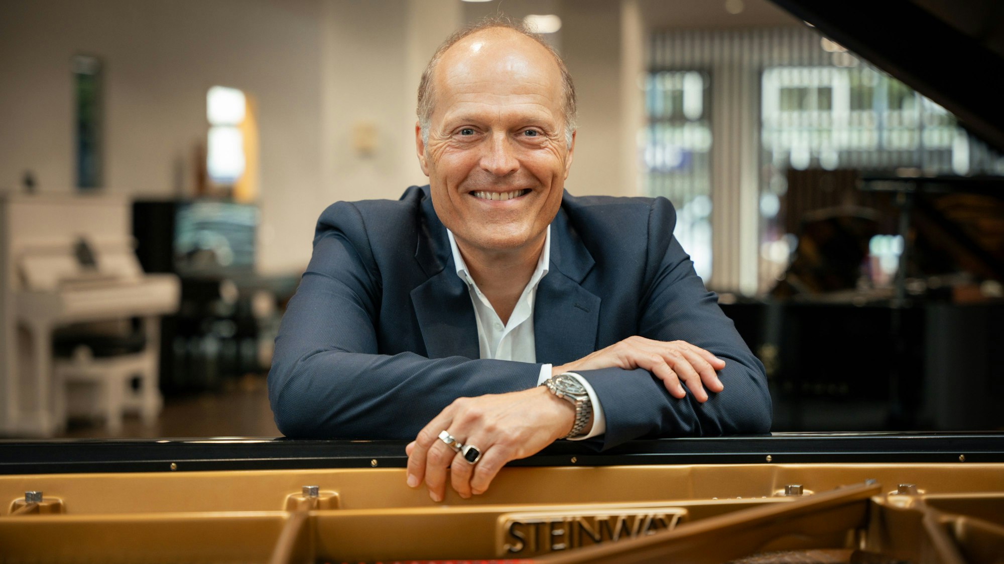 Pianist Joja Wendt lehnt bei einem Pressetermin in Düsseldorf an einem Flügel