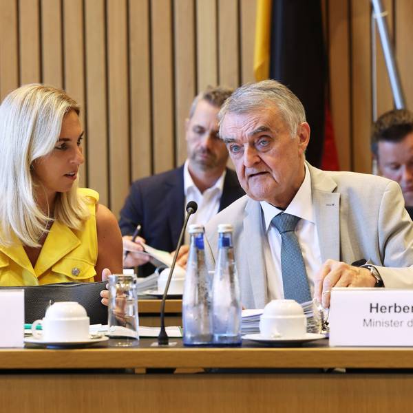 Herbert Reul (CDU, r), Innenminister von Nordrhein-Westfalen, unterhält sich bei der Aktuellen Viertelstunde im Innenausschuss des Landtags von Nordrhein Westfalen zu dem Terroranschlag in Solingen mit Daniela Lesmeister, Staatssekretärin im Innenministerium von Nordrhein-Westfalen.