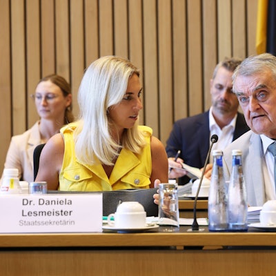 Herbert Reul (CDU, r), Innenminister von Nordrhein-Westfalen, unterhält sich bei der Aktuellen Viertelstunde im Innenausschuss des Landtags von Nordrhein Westfalen zu dem Terroranschlag in Solingen mit Daniela Lesmeister, Staatssekretärin im Innenministerium von Nordrhein-Westfalen.