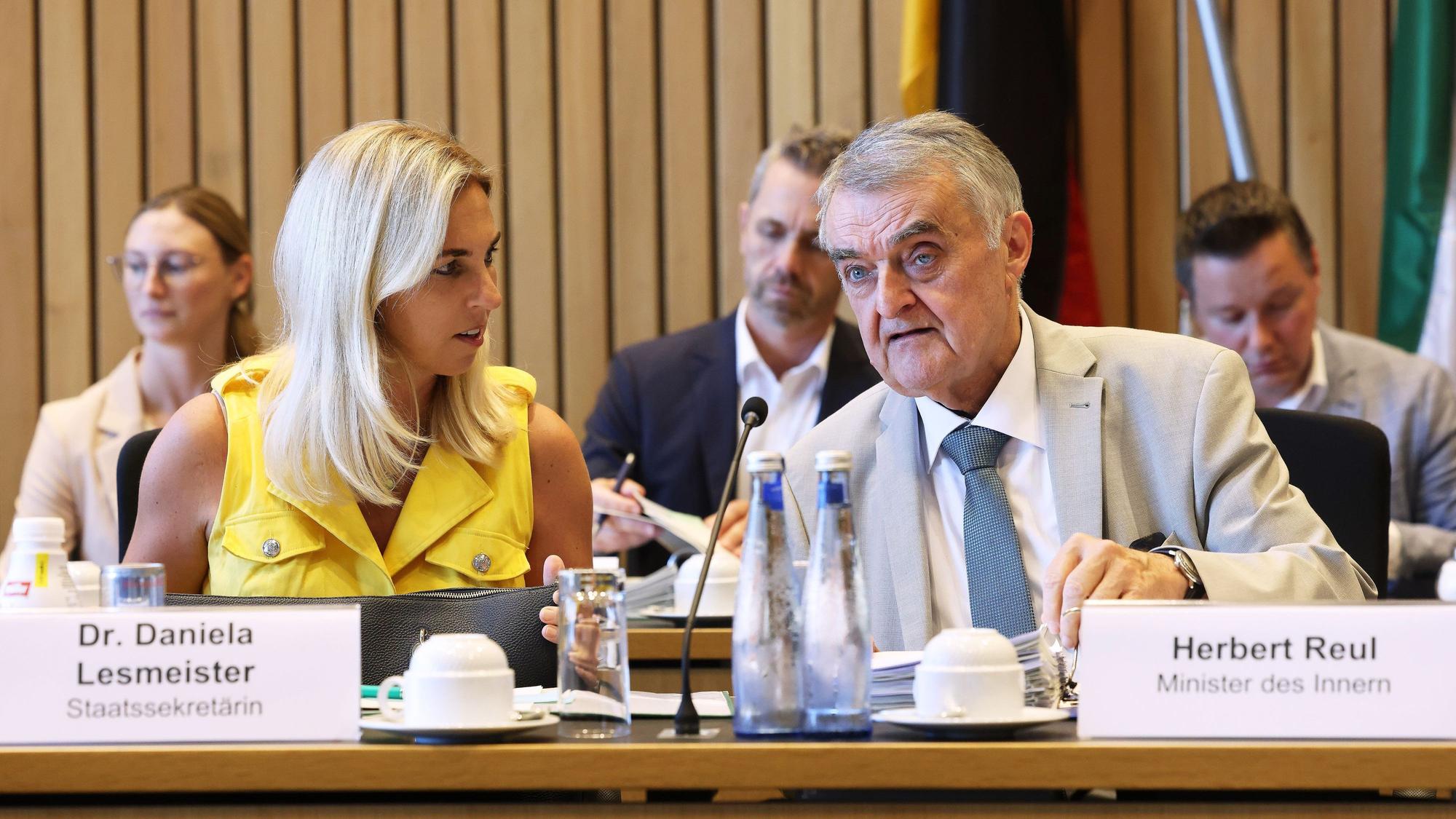 Herbert Reul (CDU, r), Innenminister von Nordrhein-Westfalen, unterhält sich bei der Aktuellen Viertelstunde im Innenausschuss des Landtags von Nordrhein Westfalen zu dem Terroranschlag in Solingen mit Daniela Lesmeister, Staatssekretärin im Innenministerium von Nordrhein-Westfalen.