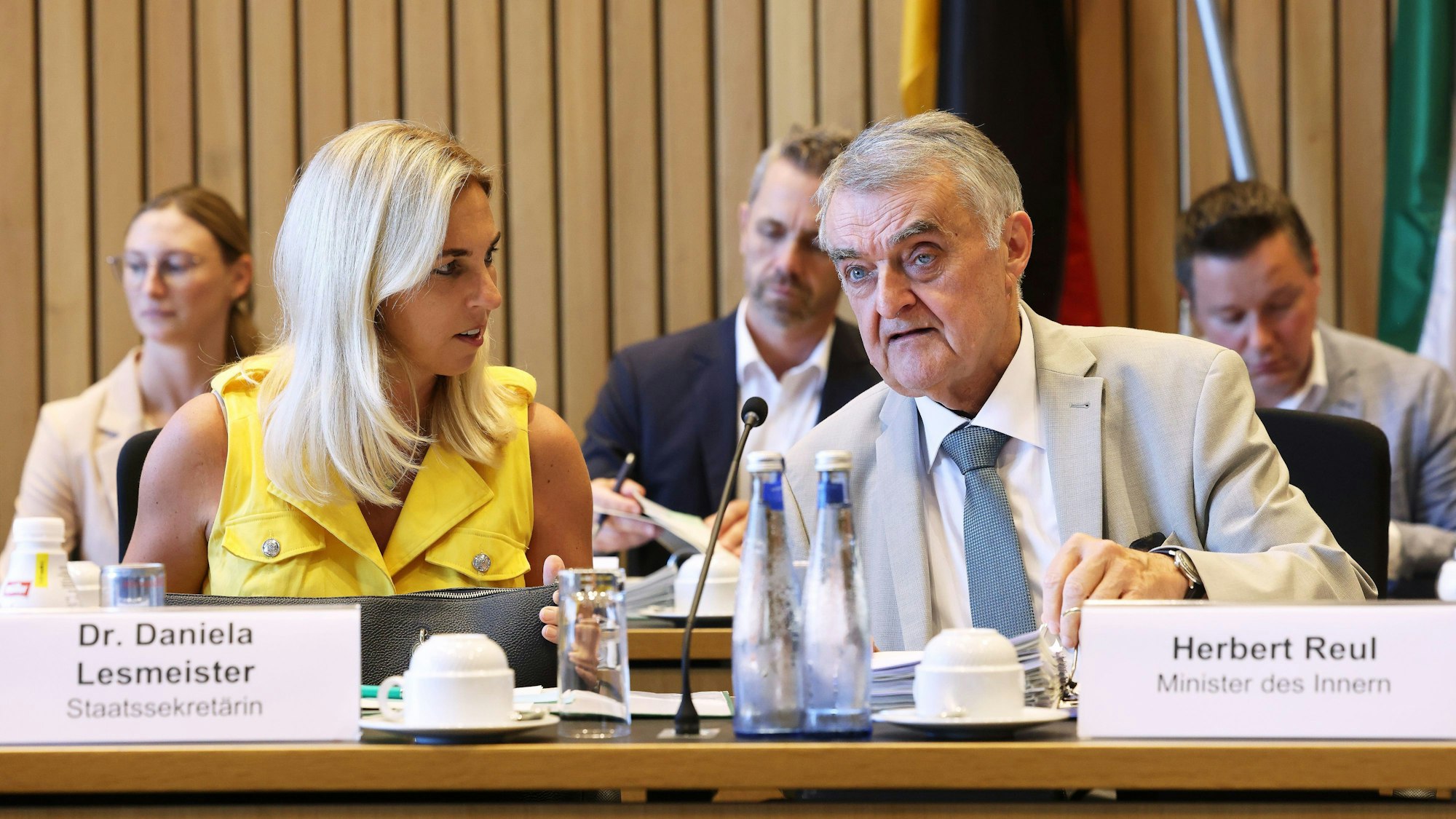 Herbert Reul (CDU, r), Innenminister von Nordrhein-Westfalen, unterhält sich bei der Aktuellen Viertelstunde im Innenausschuss des Landtags von Nordrhein Westfalen zu dem Terroranschlag in Solingen mit Daniela Lesmeister, Staatssekretärin im Innenministerium von Nordrhein-Westfalen.