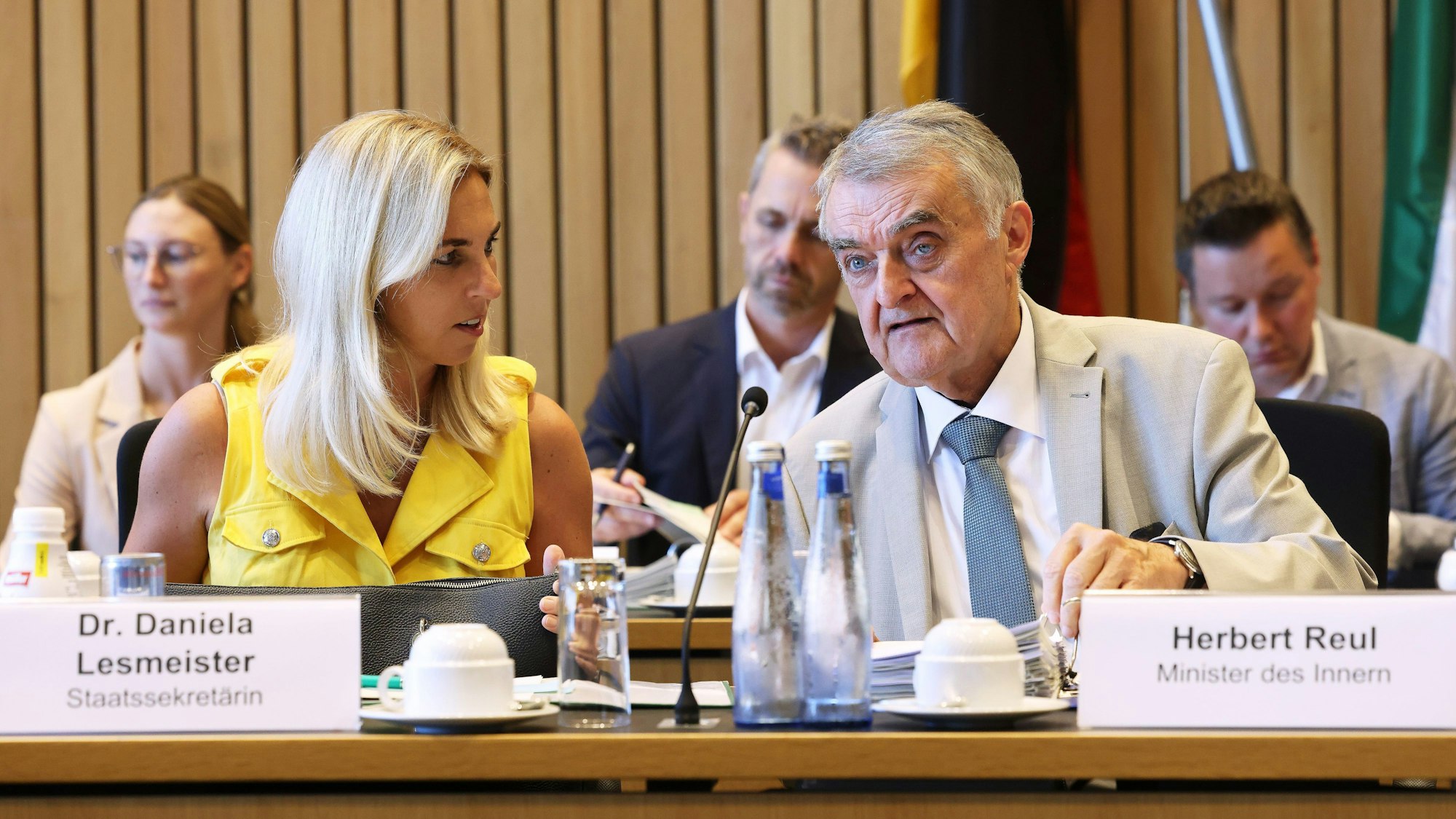 Herbert Reul (CDU, r), Innenminister von Nordrhein-Westfalen, unterhält sich mit Daniela Lesmeister, Staatssekretärin im Innenministerium von Nordrhein-Westfalen.
