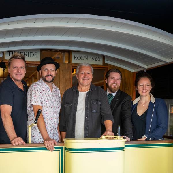 Bläck Fööss stehen in einem historisch anmutenden Straßenbahnwaggon von Time Ride Köln.