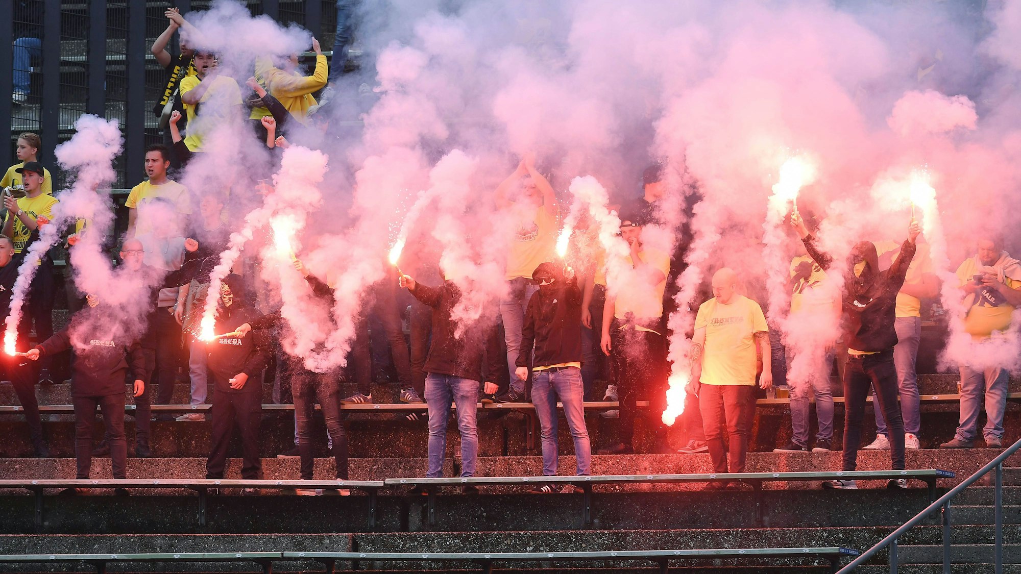 Bereits zu Spielbeginn im Parkstadion haben Fans aus Breda Pyrotechnik abgebrannt.