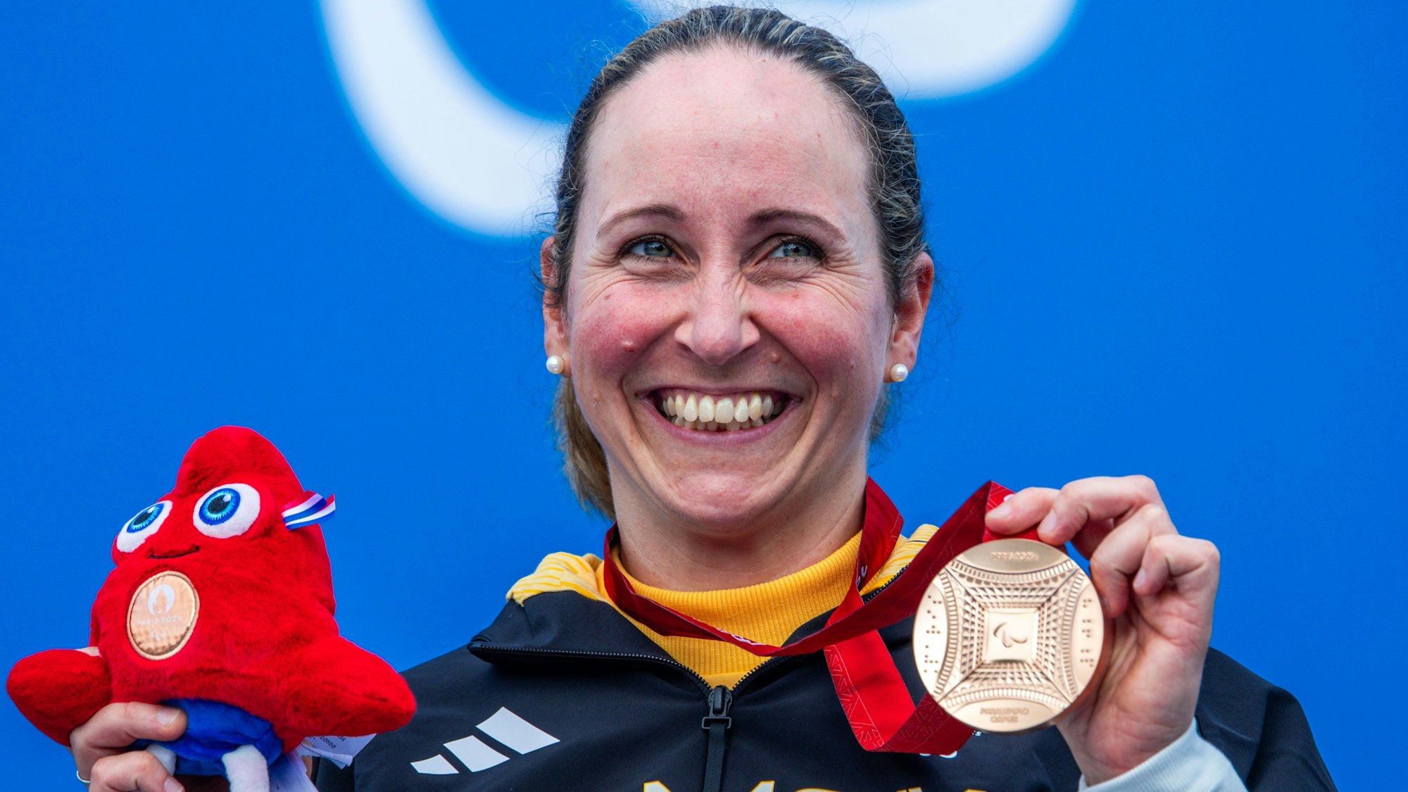 Annika Zeyen-Giles aus Hennef jubelt bei der Siegerehrung nach dem Einzelzeitfahren über ihre Bronzemedaille.