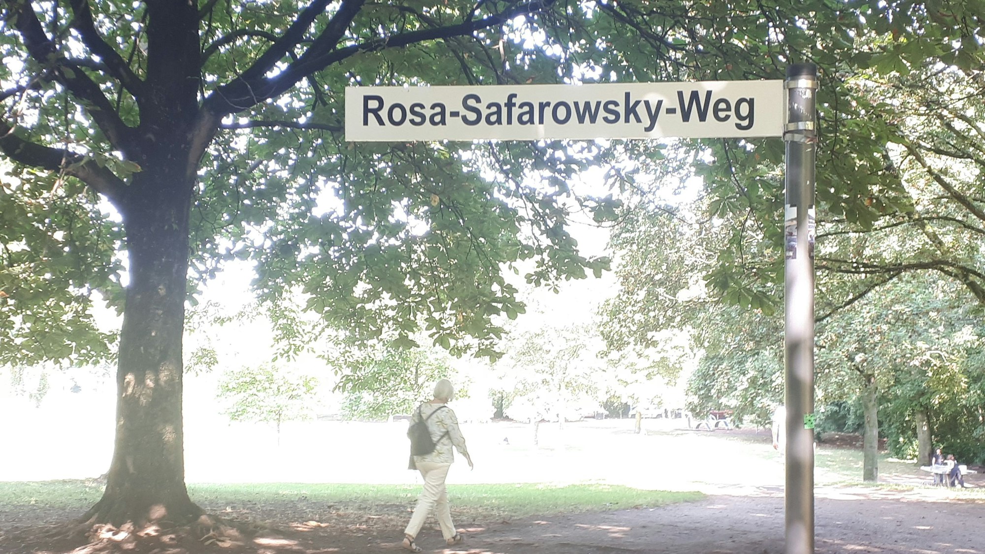 Das Straßennamens-Schild für den Rosa-Safarowsky-Weg: Neu installiert im Nippeser Tälchen.