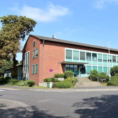 Zu sehen ist ein Gebäude.