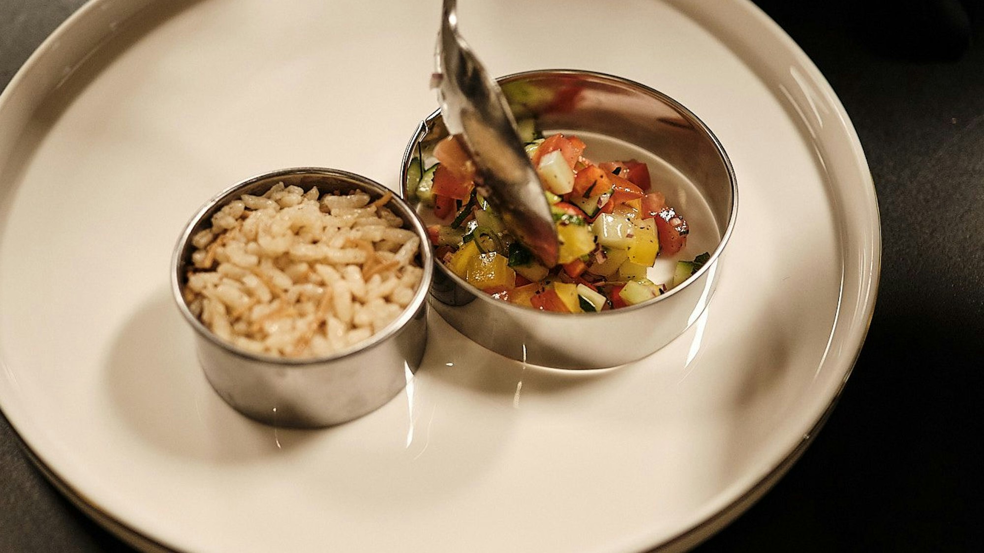 Die kleinen Schüsselchen helfen dabei, Reis und Salat in Form zu bringen. Wer es lieber wild auf dem Teller hat: einfach weglassen.