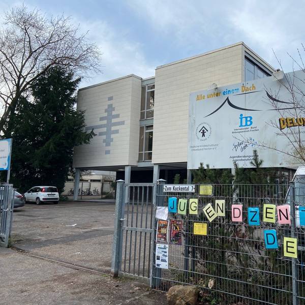 Auf dem Bild ist das Gebäude des Internationalen Bundes zu sehen.