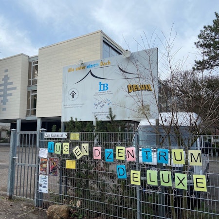 Auf dem Bild ist das Gebäude des Internationalen Bundes zu sehen.