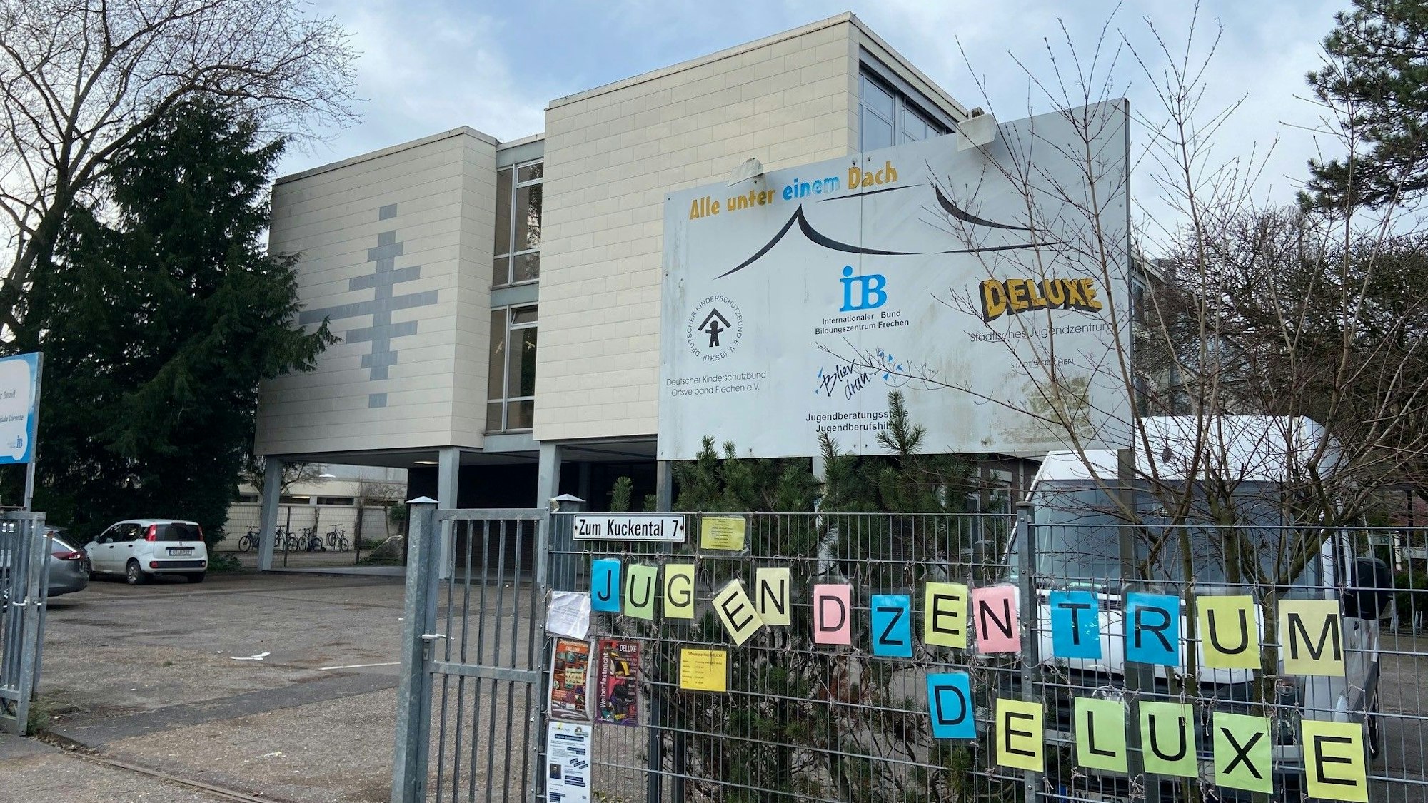 Auf dem Bild ist das Gebäude des Internationalen Bundes zu sehen.