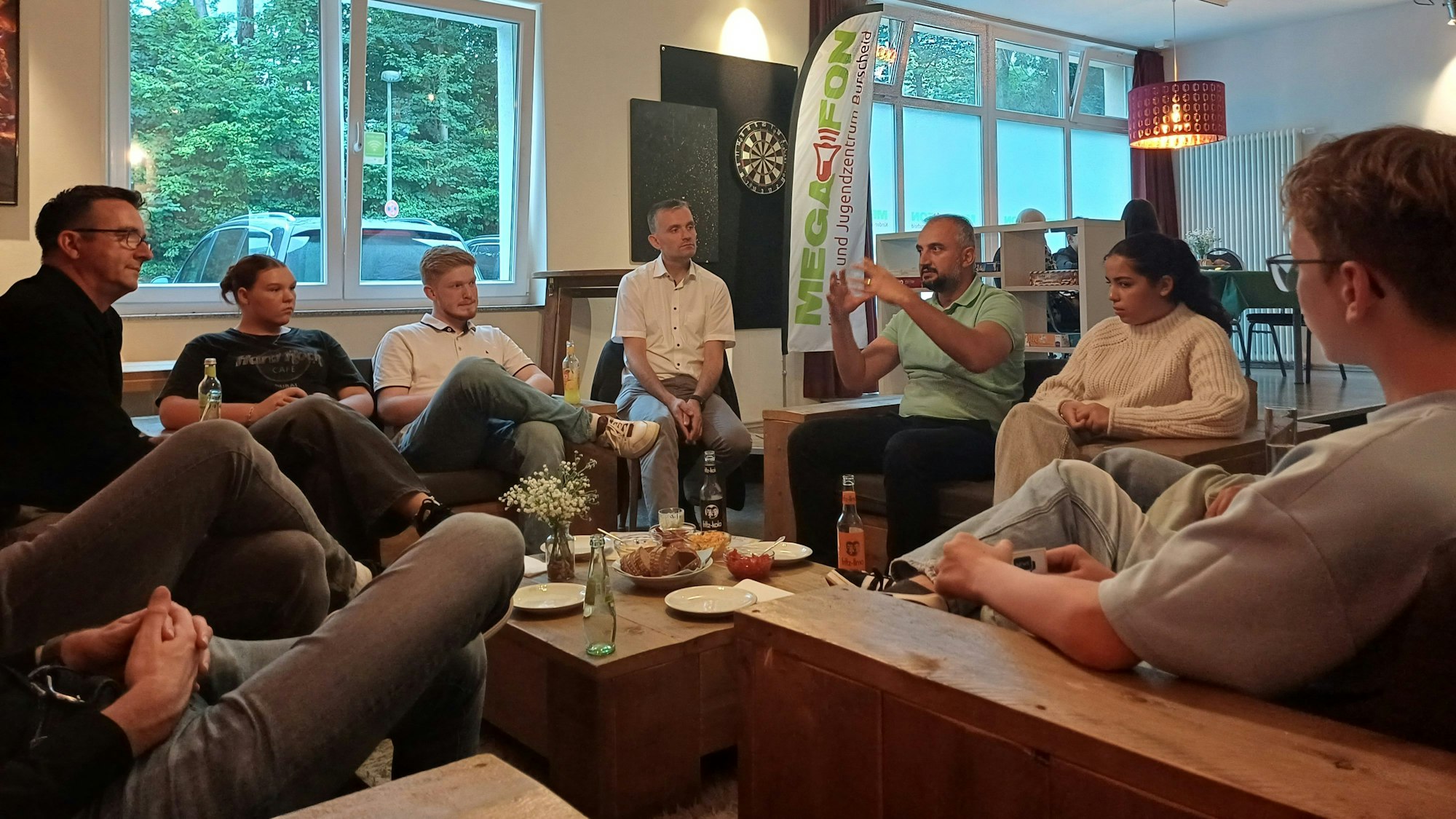 Am Tisch „Aktuelles“ entfachte eine hitzige Diskussion über Migrationspolitik.