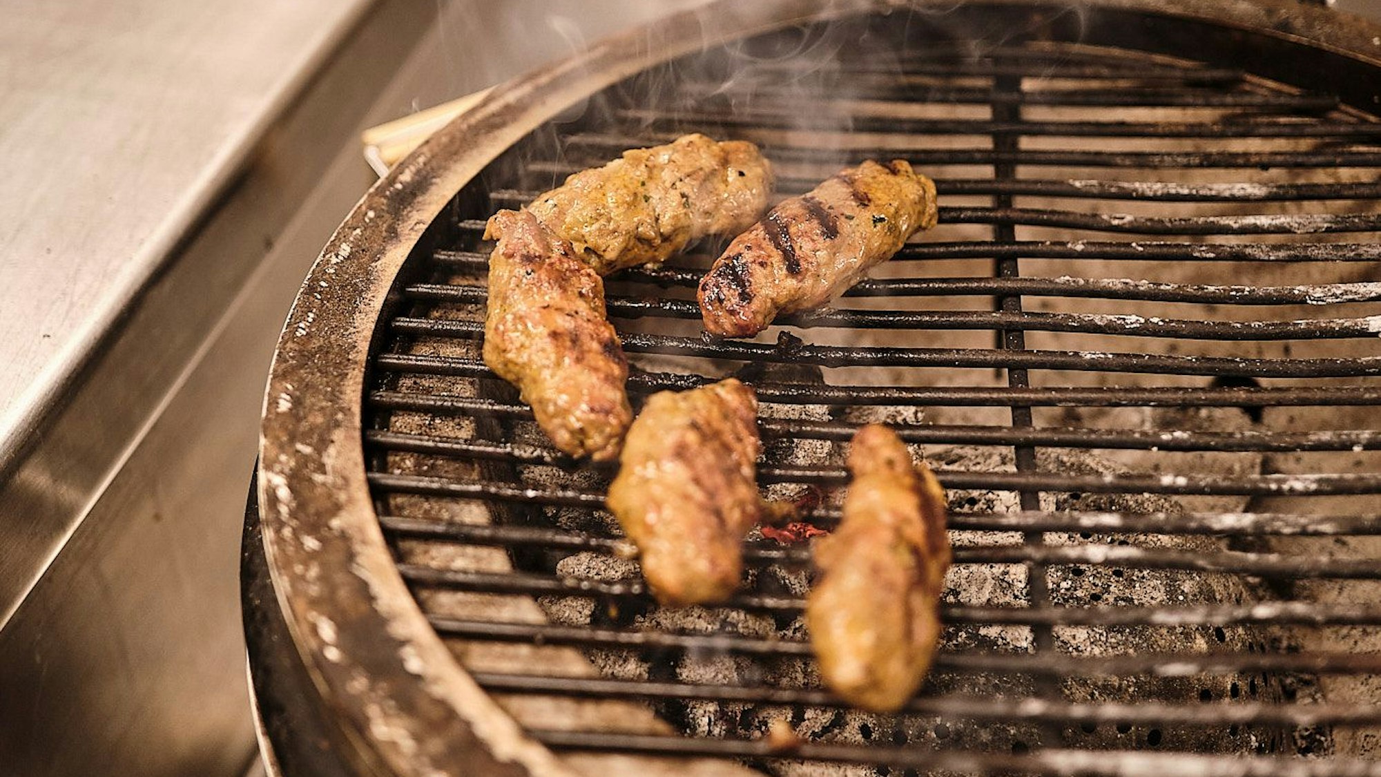 Das Hackfleisch lässt sich auf dem Grill oder in der Pfanne machen und unterschiedlich formen.