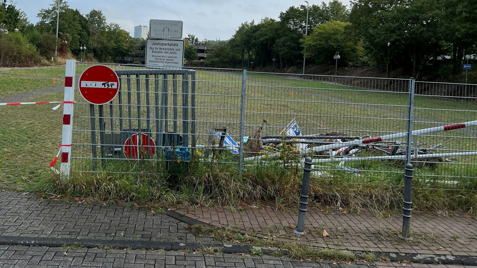 Der Parkplatz neben dem Gebäude der Staatsanwaltschaft Köln ist bereits gesperrt.