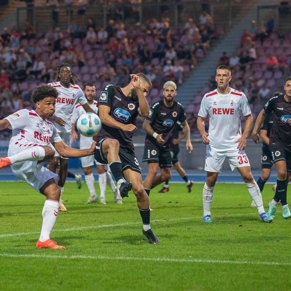 FC-Nachwuchsmann Etienne Borie versucht, den Ball volley zu nehmen, doch Serhat-Semih Güler von Viktoria Köln blockt den Schuss.