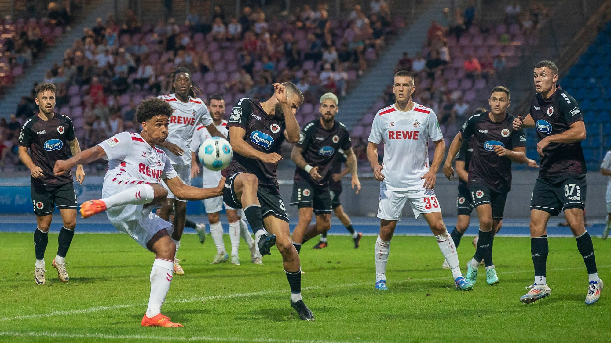FC-Talent Etienne Borie bei einer Volley-Abnahme beim Benefiz Blitz-Turnier im Sportpark Nord in Bonn.