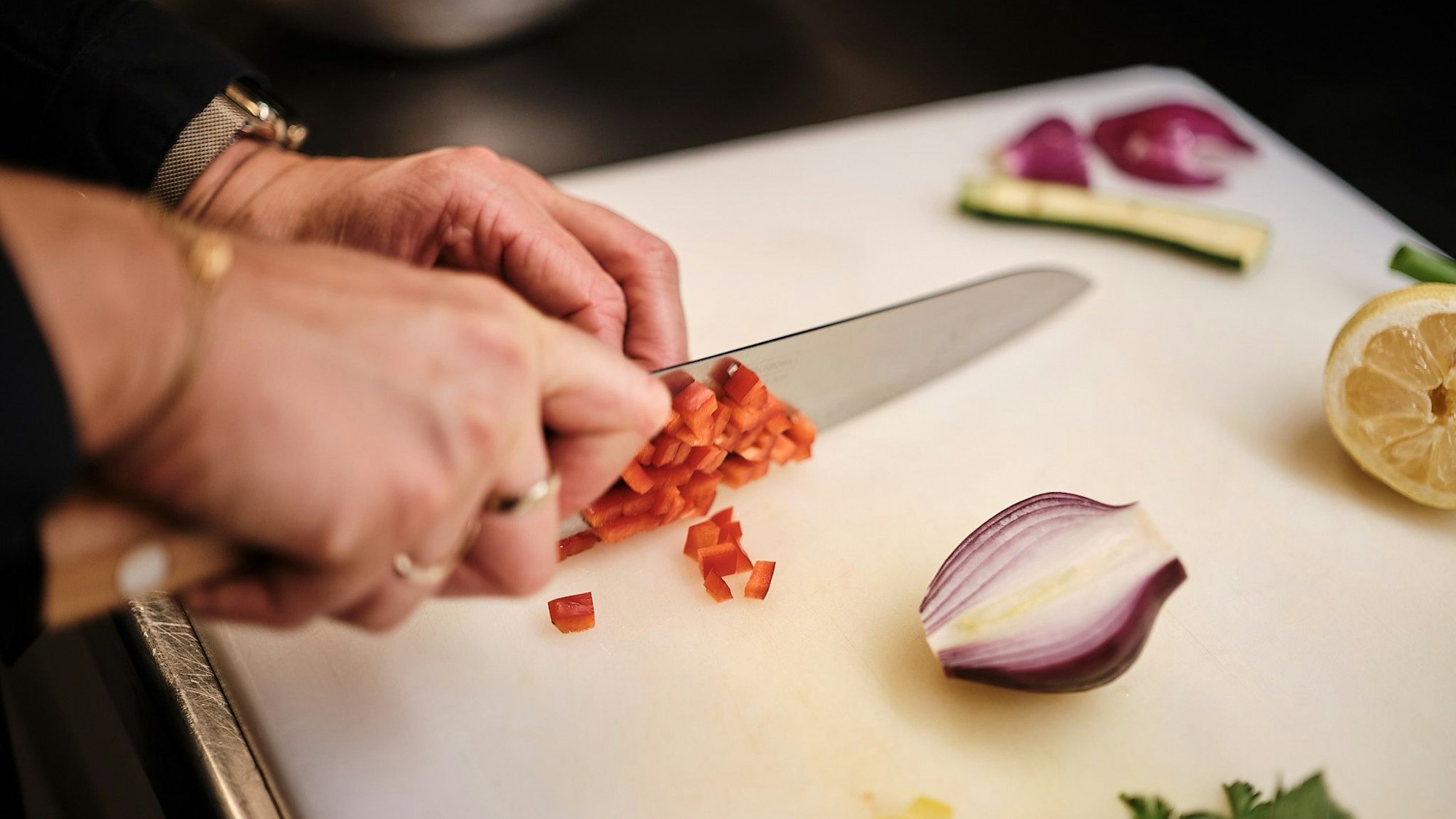 Für den Salat ist Schnibbeln angesagt.