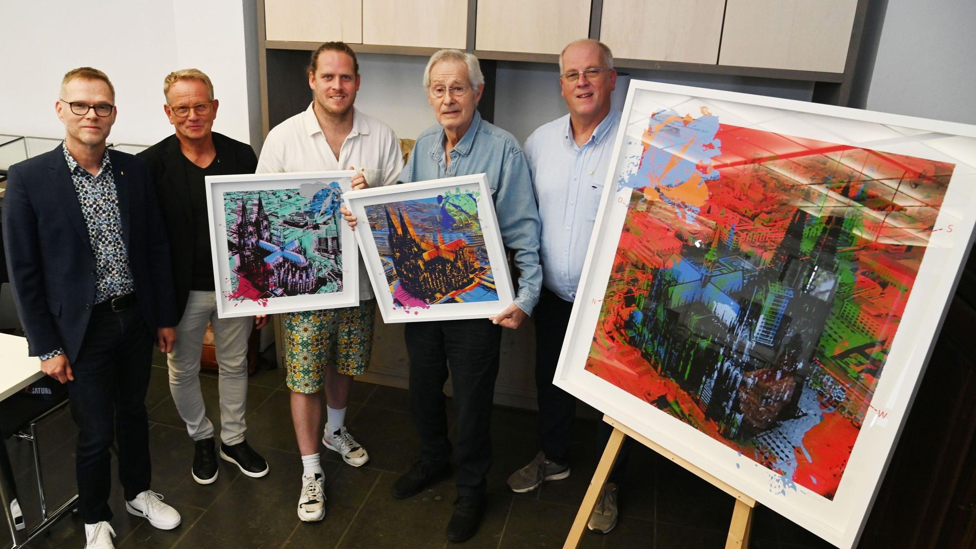 Beteiligte des Projekts mit Pop-Art-Kunst vom Dom auf einem Bild