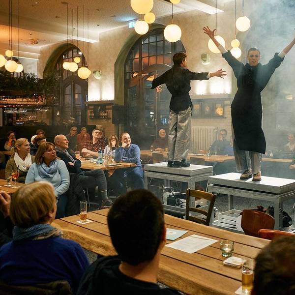 Inszenierung des Comedia Theaters im angeschlossenen Restaurant Wagenhalle