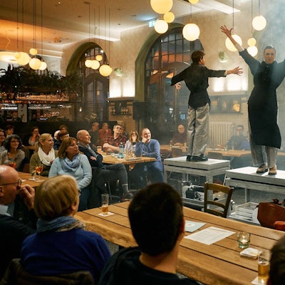 Inszenierung des Comedia Theaters im angeschlossenen Restaurant Wagenhalle