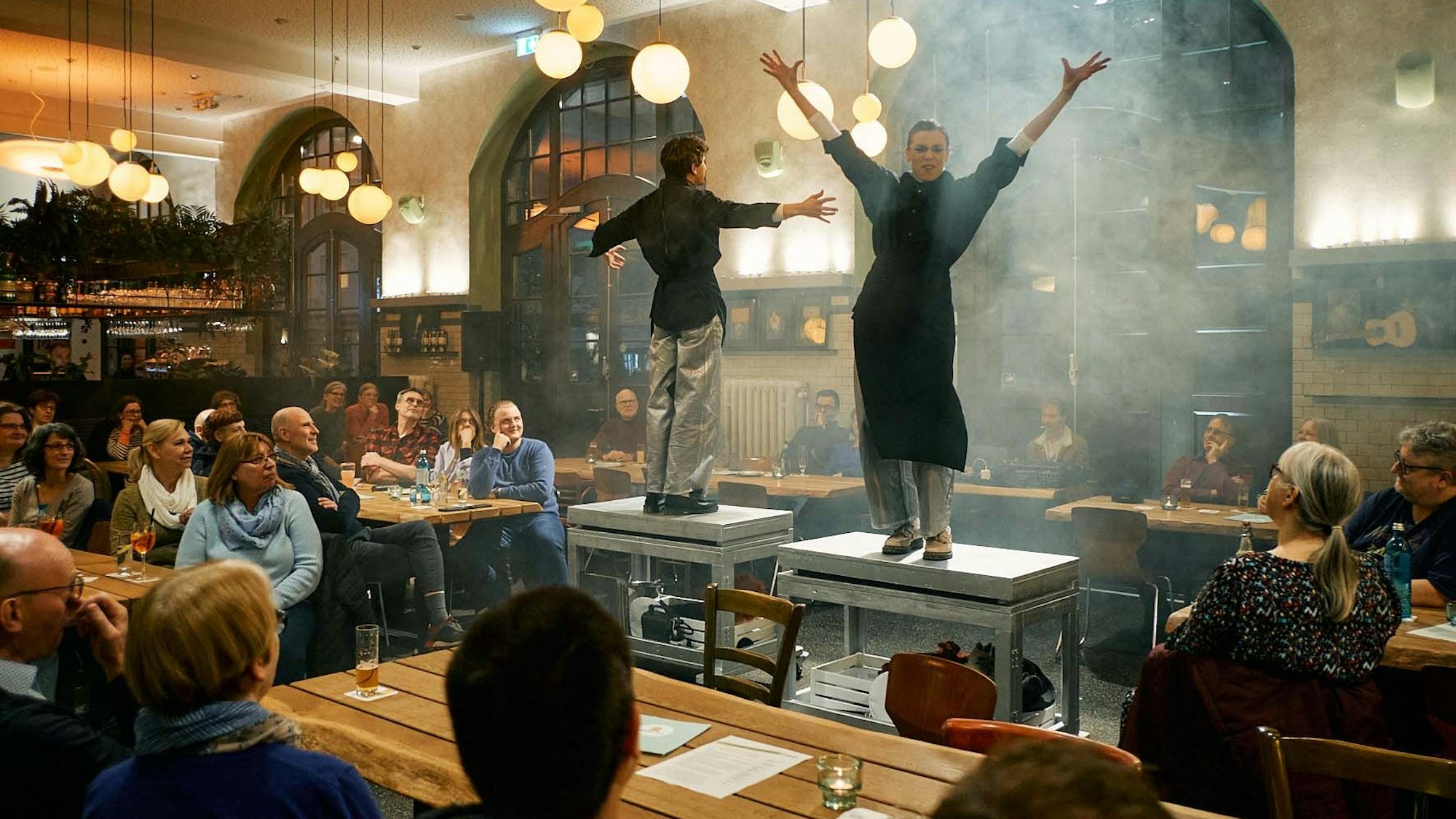 Inszenierung des Comedia Theaters im angeschlossenen Restaurant Wagenhalle