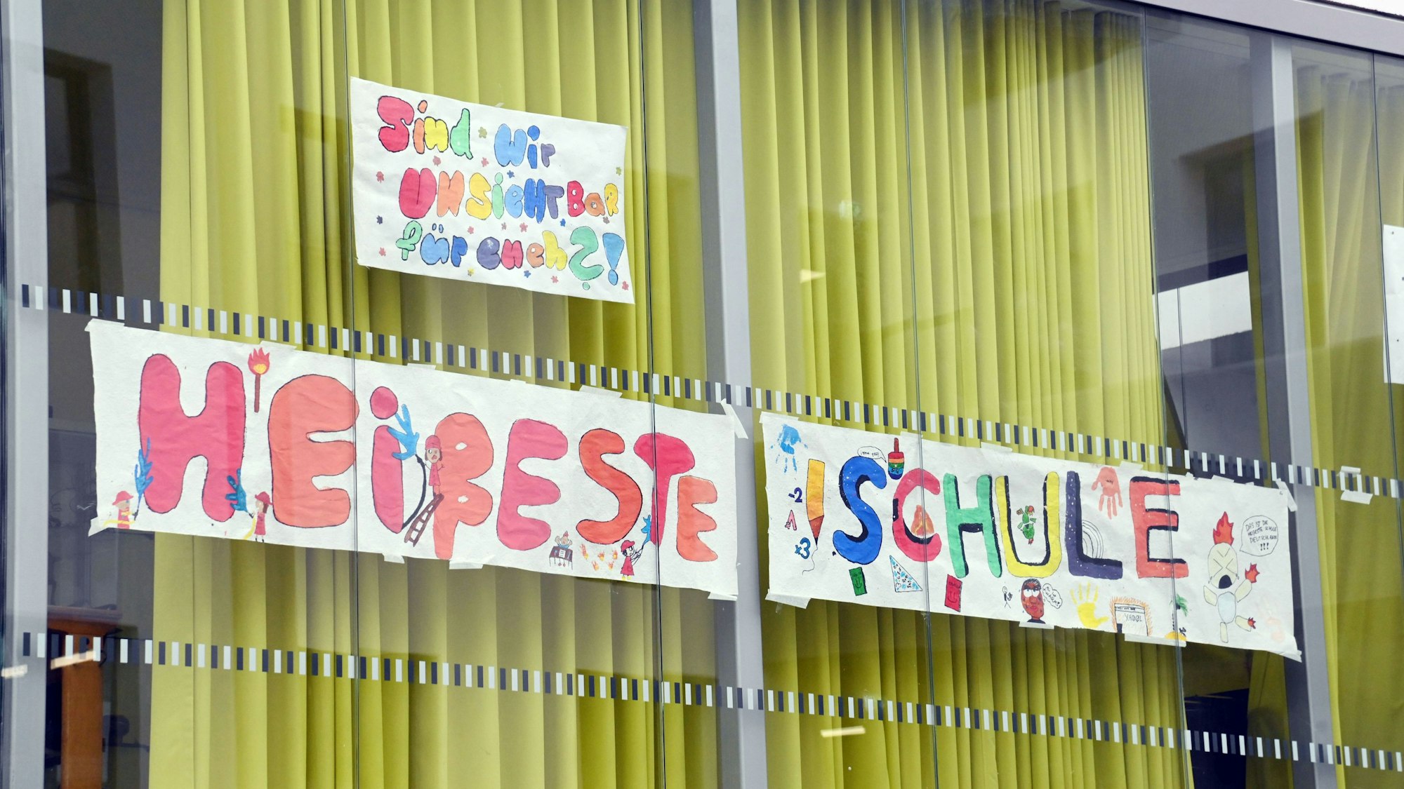 Demonstration am Genoveva-Gymnasium. Die Schule braucht dringend eine Klimaanlage.