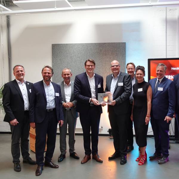 Levaco bekommt den Unternehmenspires 2024 in Leverkusen: Jörg Hausmann (v.l.), Uwe Richrath, Markus Märtens, Marius Mühlenberg, Jens Becker, Marcus Otto, Claudia Wiese, Rüdiger Otto, Markus Grawe.