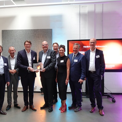 Levaco bekommt den Unternehmenspires 2024 in Leverkusen: Jörg Hausmann (v.l.), Uwe Richrath, Markus Märtens, Marius Mühlenberg, Jens Becker, Marcus Otto, Claudia Wiese, Rüdiger Otto, Markus Grawe.