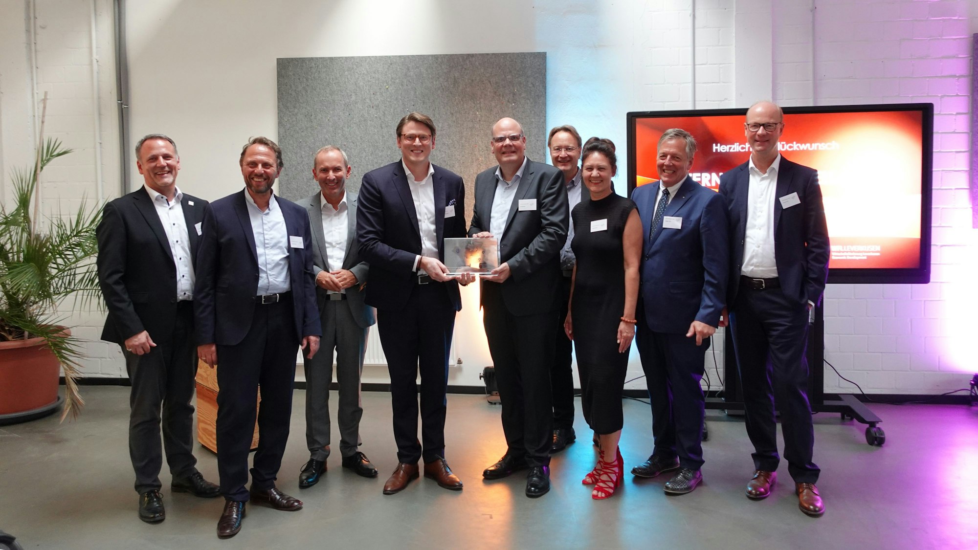 Levaco bekommt den Unternehmenspires 2024 in Leverkusen: Jörg Hausmann (v.l.), Uwe Richrath, Markus Märtens, Marius Mühlenberg, Jens Becker, Marcus Otto, Claudia Wiese, Rüdiger Otto, Markus Grawe.