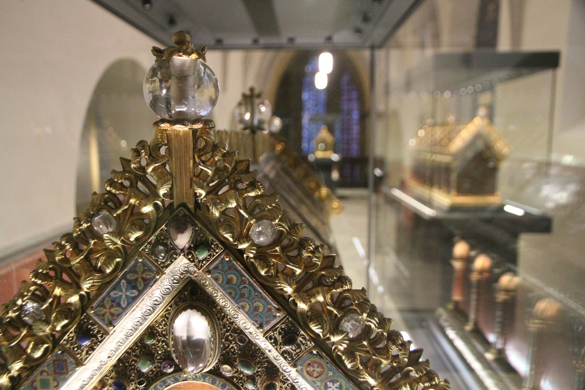 Bergkristalle an den Schreinen in der Schatzkammer Sankt Servatius