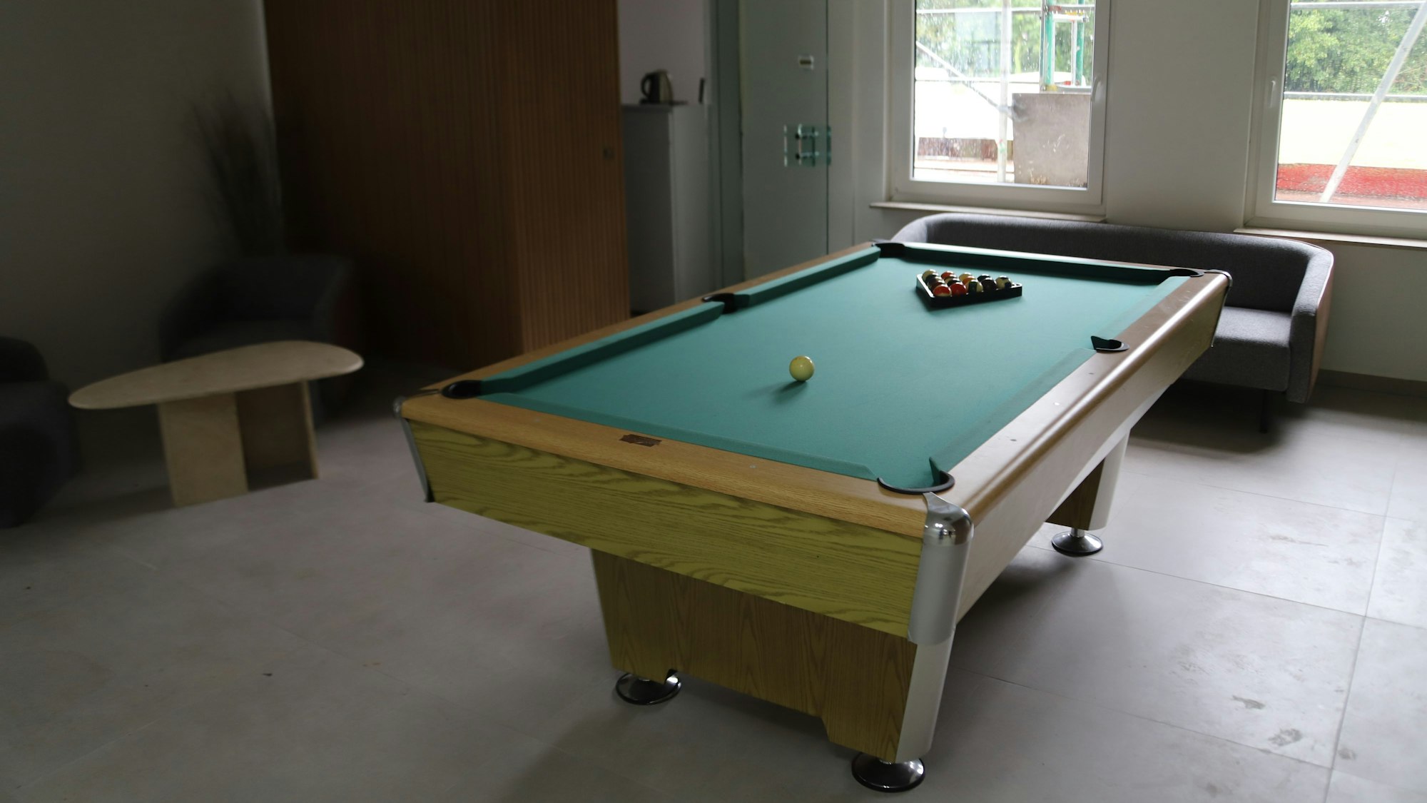 Ein Billardtisch steht im Empfang.