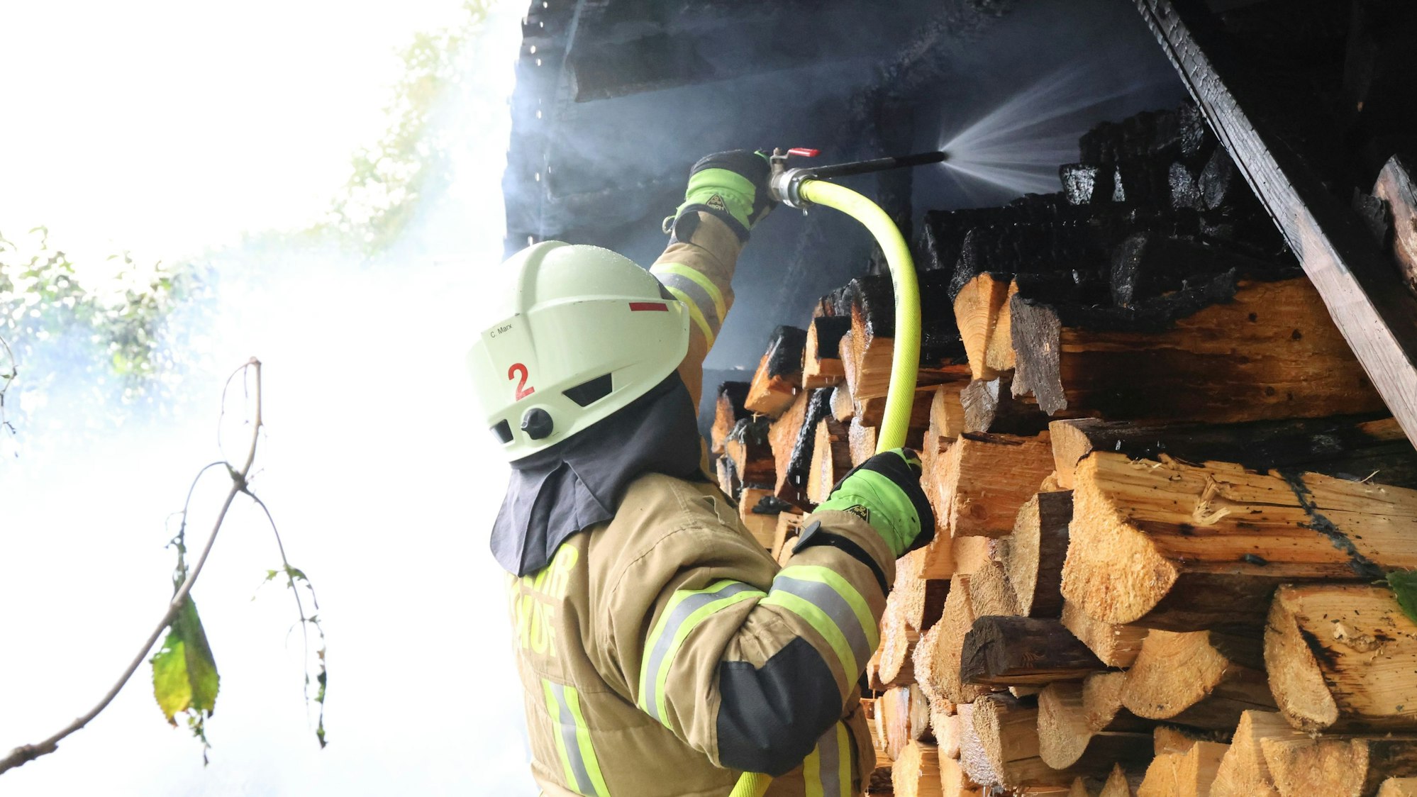 Die Freiwillige Feuerwehr setzte bei dem Brand in der Reichshofer Ortschaft Hecke auch Löschlanzen ein, die Wassernebel erzeugen.