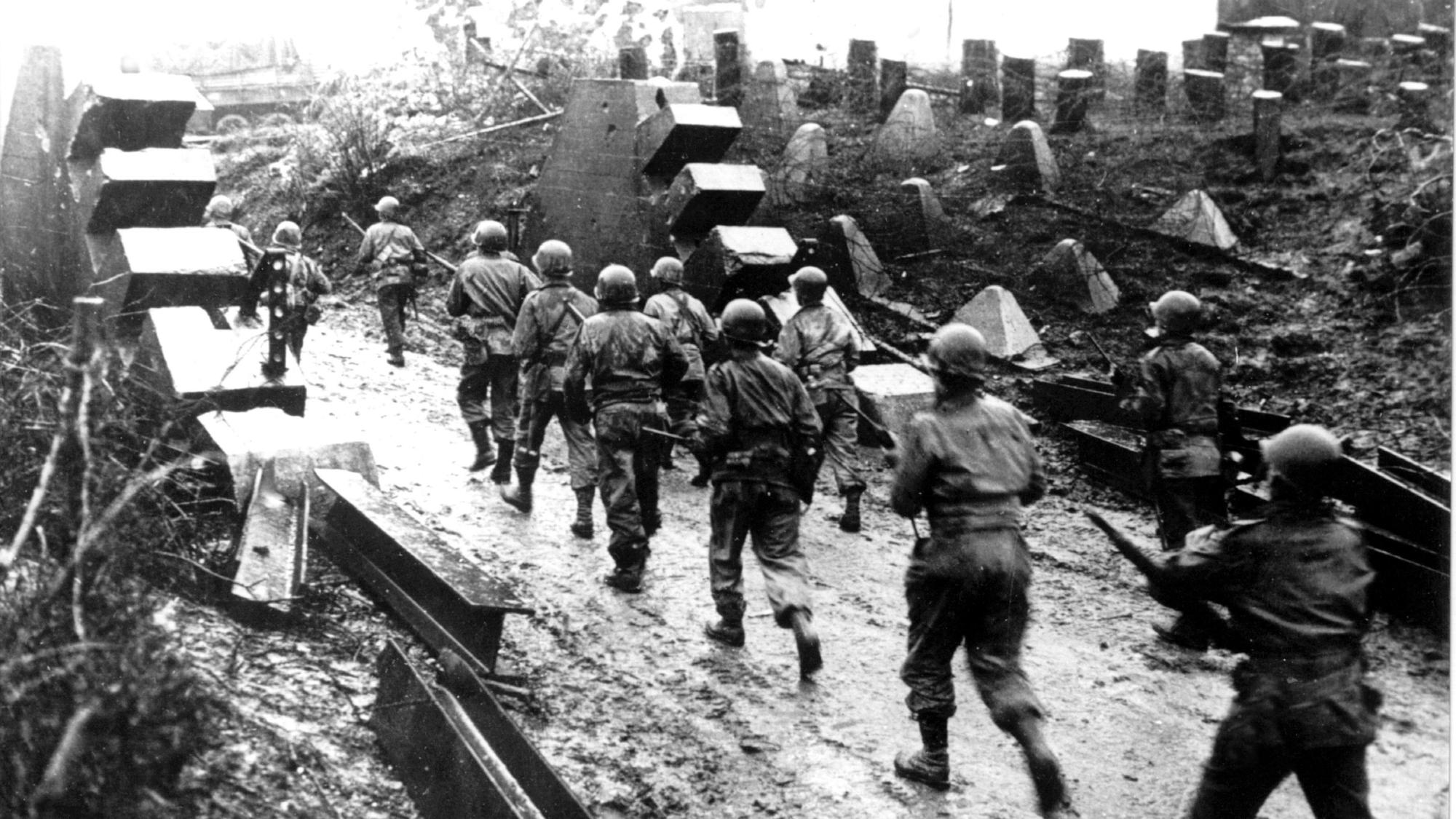 Amerikanische Soldaten durchbrechen bei ihrem Vormarsch 1944 den Westwall, der im Ersten Weltkrieg von den Alliierten „Siegfried-Line“ genannt wurde.