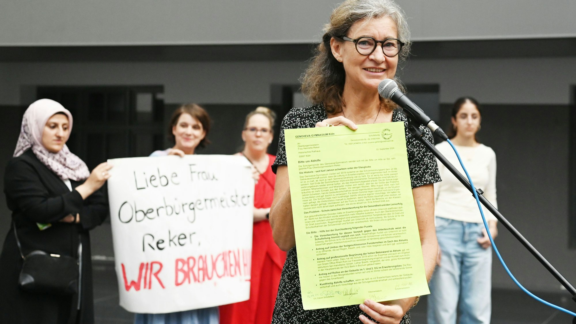 Schulleiterin Gehlen zeigte ihren Brief den versammelten Schülern und der Presse bei der Demonstration in der Schule.