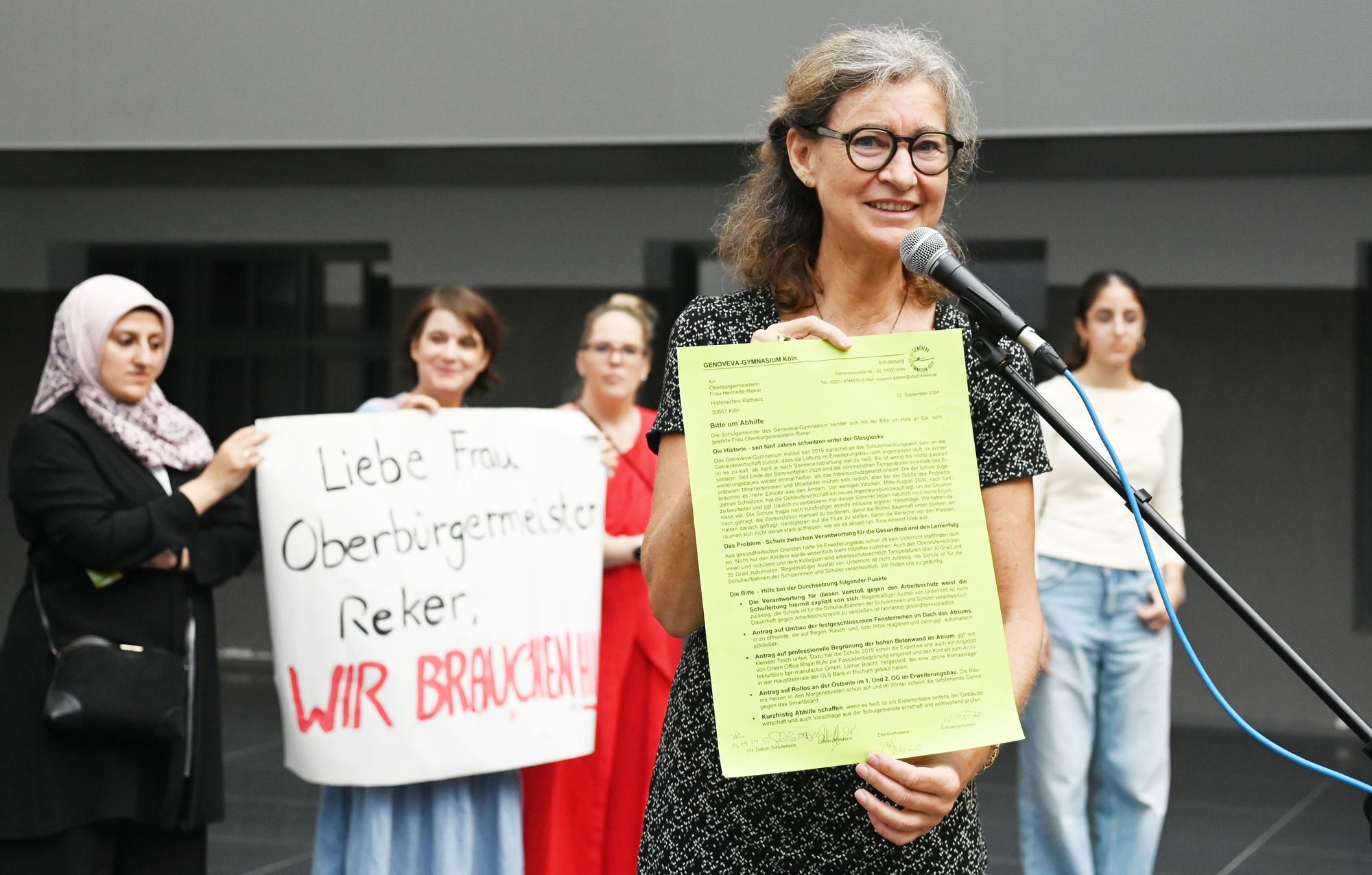 Demonstration am Genoveva-Gymnasium: Schulleiterin Susanne Gehlen