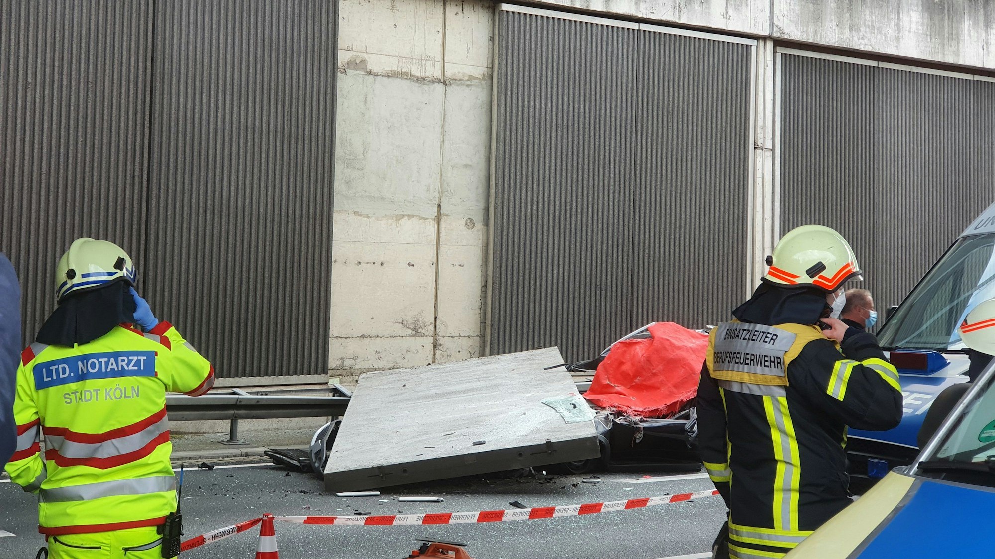 Eine entfernte Betonplatte liegt auf der Autobahn (Archivbild).
