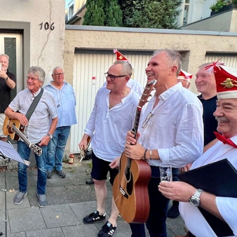 Ludwig Sebus freut sich über das Ständchen von „Magic Flönz“ Herbert Schmidt, Bömmel Lückerath, JP Weber und Wolfgang Löhr