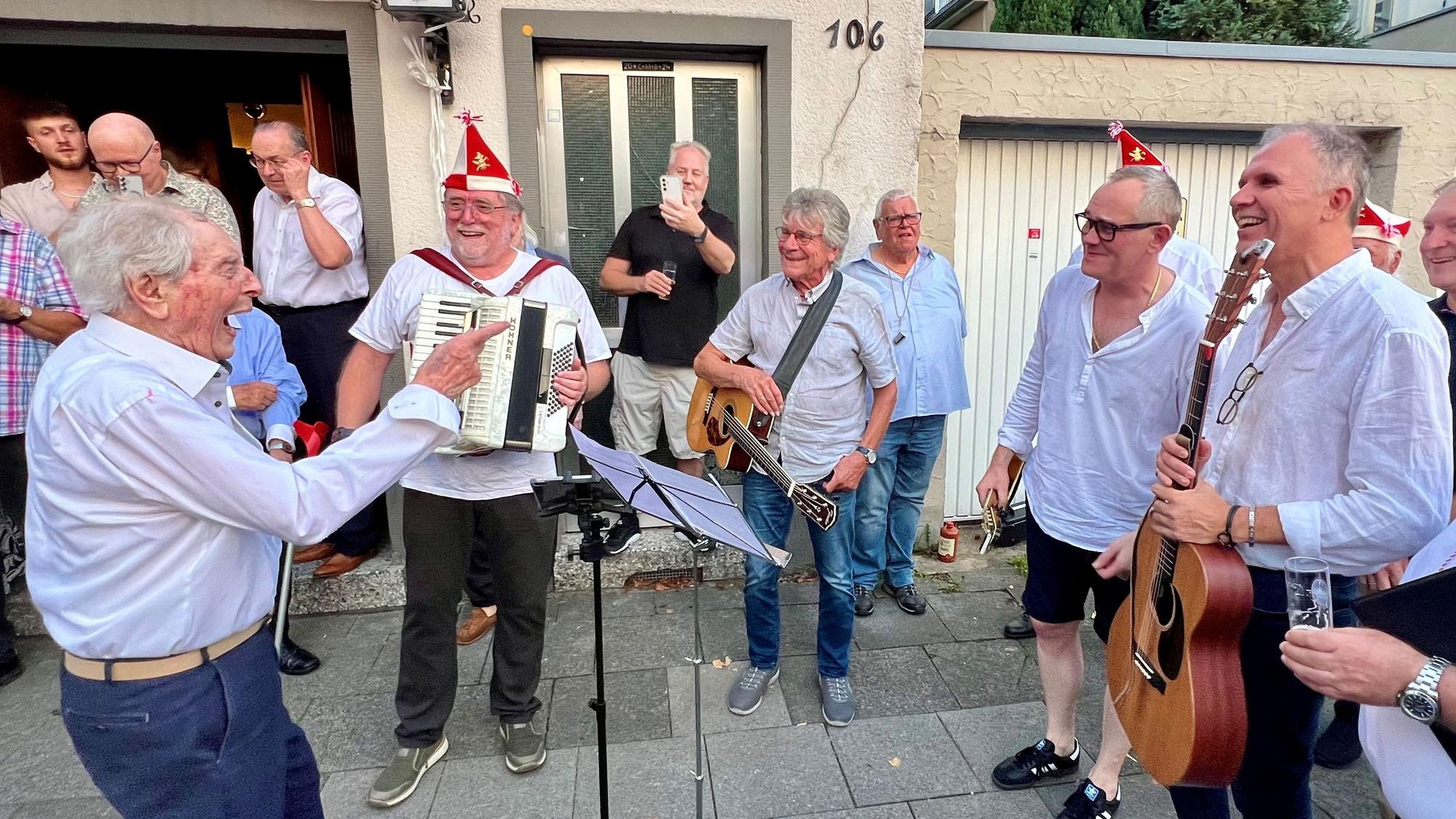 Ludwig Sebus freut sich über das Ständchen von „Magic Flönz“ Herbert Schmidt, Bömmel Lückerath, JP Weber und Wolfgang Löhr
