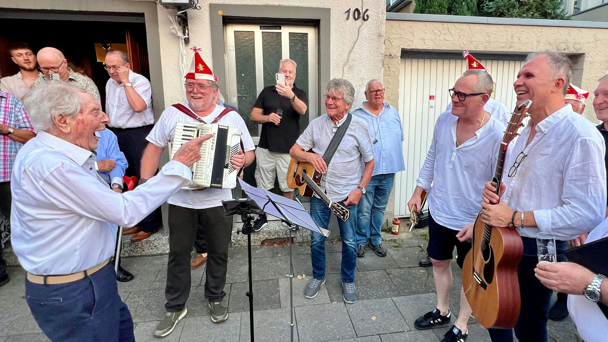 Ludwig Sebus freut sich über das Ständchen von „Magic Flönz“ Herbert Schmidt, Bömmel Lückerath, JP Weber und Wolfgang Löhr