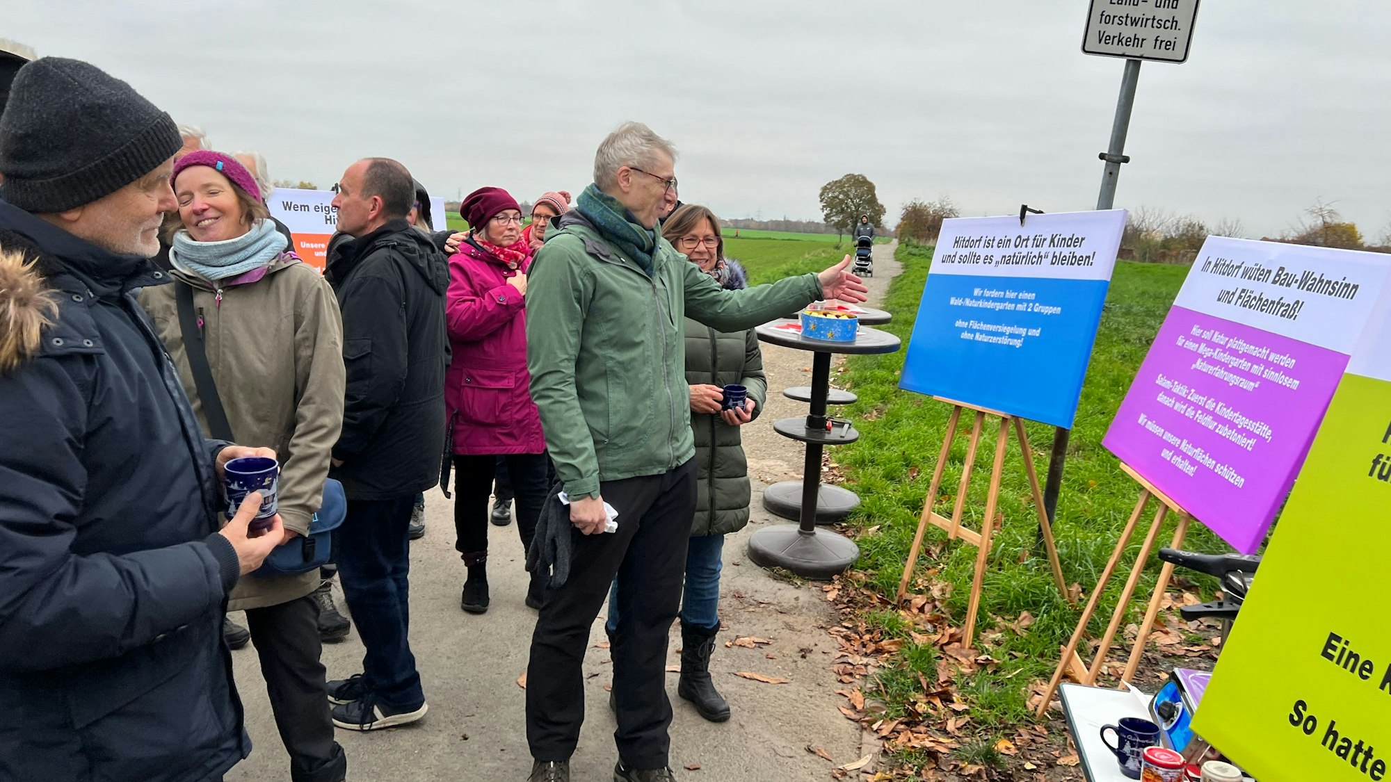 Mahnwache „Wem gehört Hitdorf?“ Leverkusen
Anwohnerinnen und Anwohner protestieren gegen geplanten Neubau von Kita an der Weinhäuser Straße