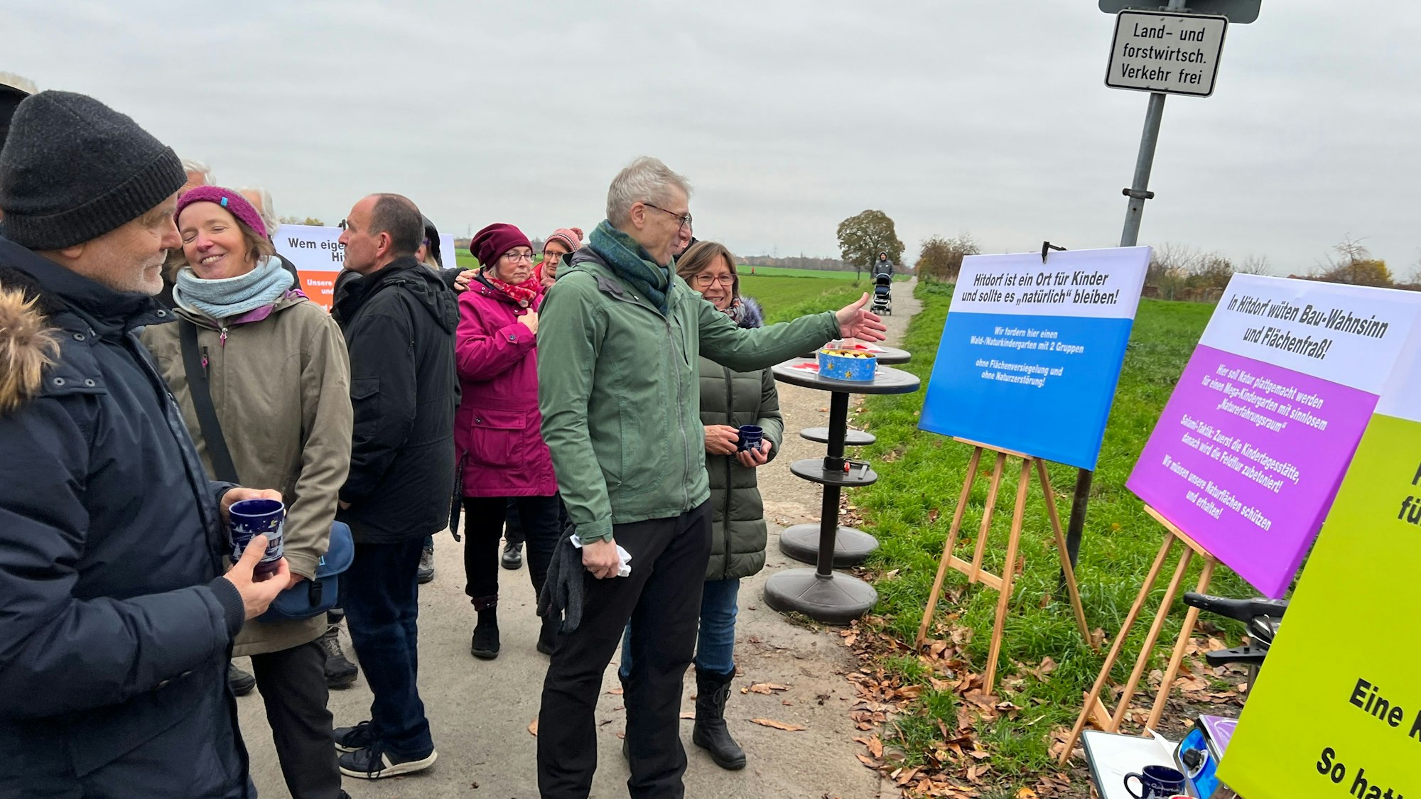 Mahnwache „Wem gehört Hitdorf?“ Leverkusen
Anwohnerinnen und Anwohner protestieren gegen geplanten Neubau von Kita an der Weinhäuser Straße