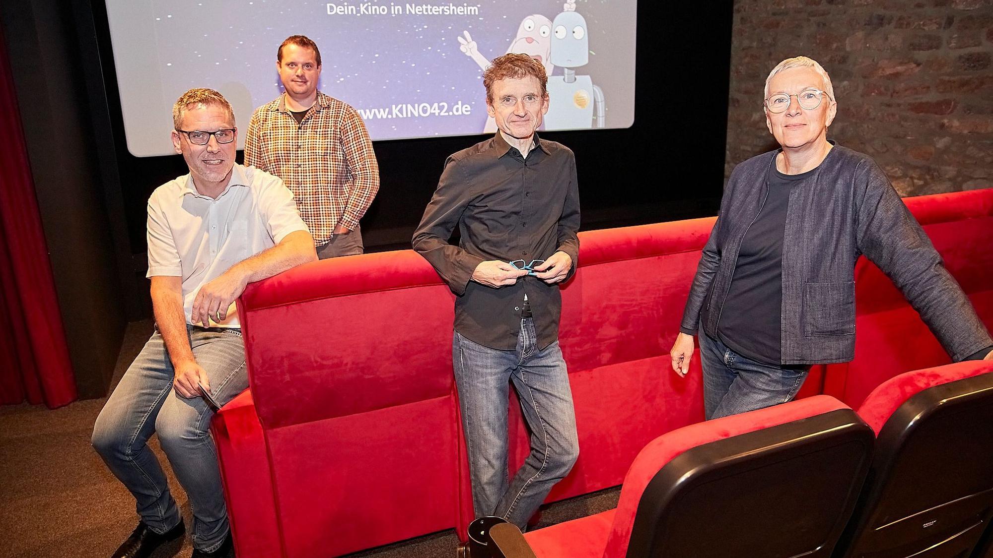 Drei Männer und eine Frau, Norbert Crump, Alexander Mauel, Thomas Kamm und Rosi Platzeck, stehen im neuen Kino in Nettersheim.