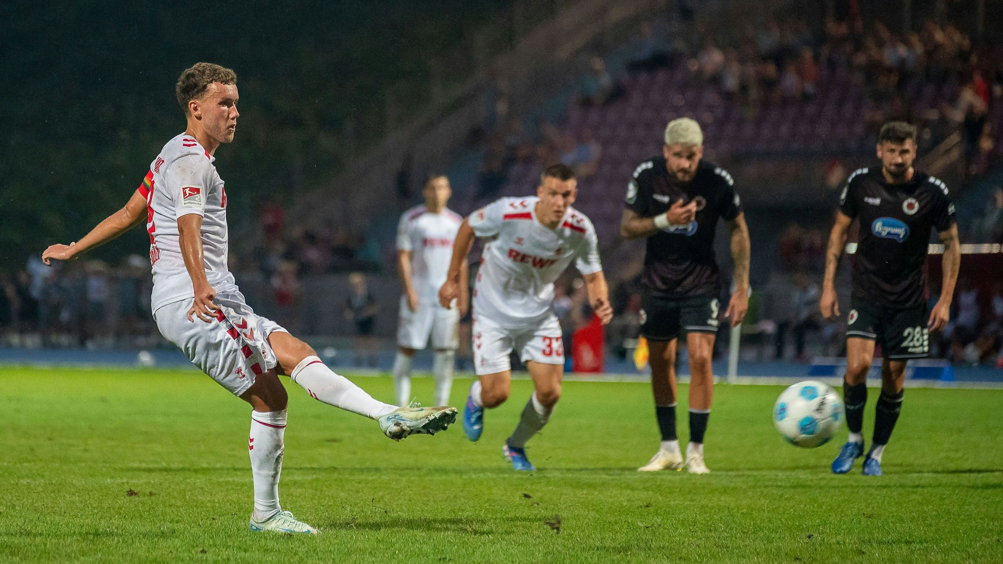 Kölns Luca Waldschmidt erzielt im Finale des Benefizturniers in Bonn den 1:0-Siegtreffer gegen Viktoria Köln per Foulelfmeter.