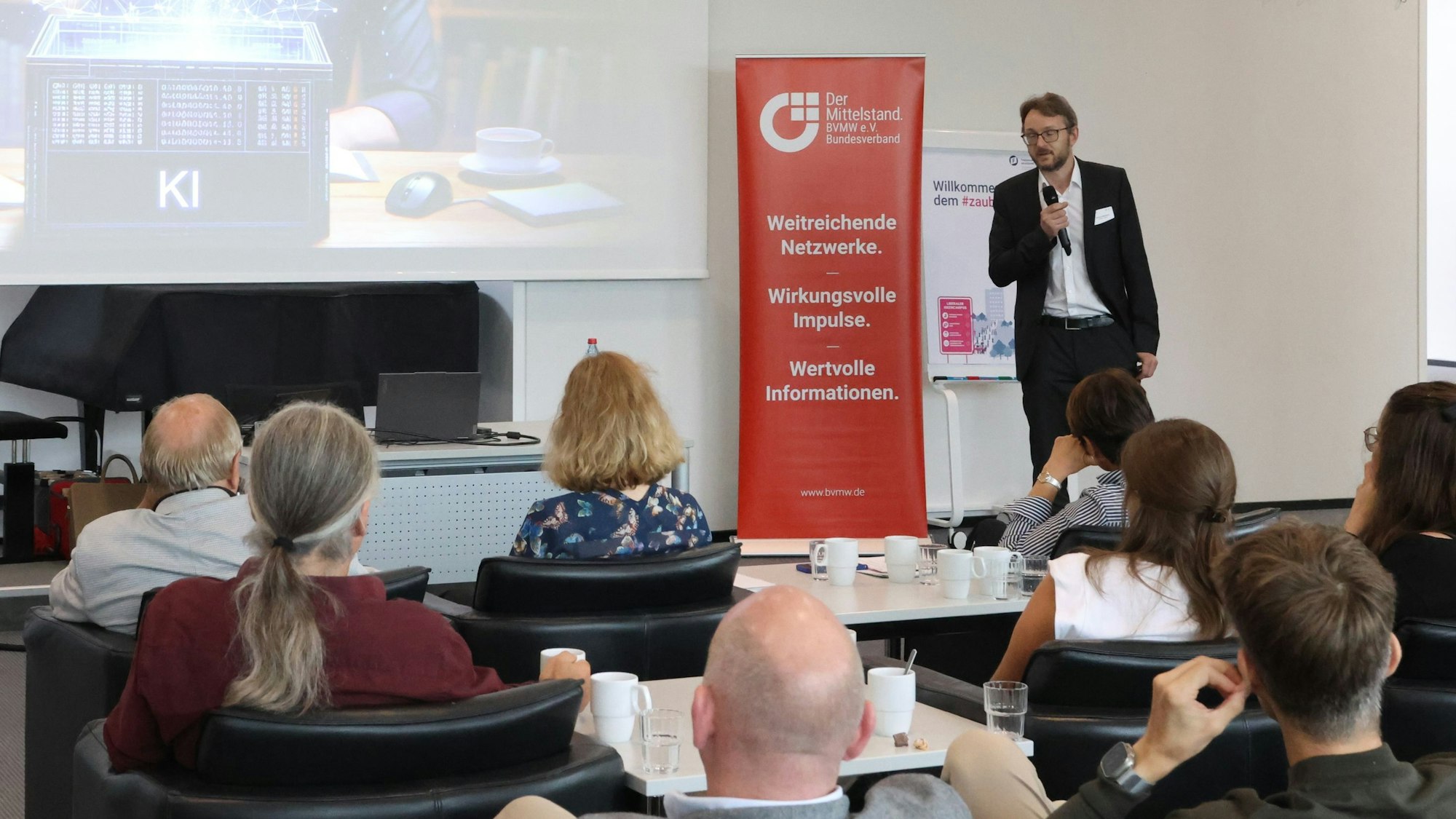 Andreas Waleczek beleuchtete das Thema "Effizientsteigerung durch Künstliche Intelligenz" aus rechtlicher Sicht.