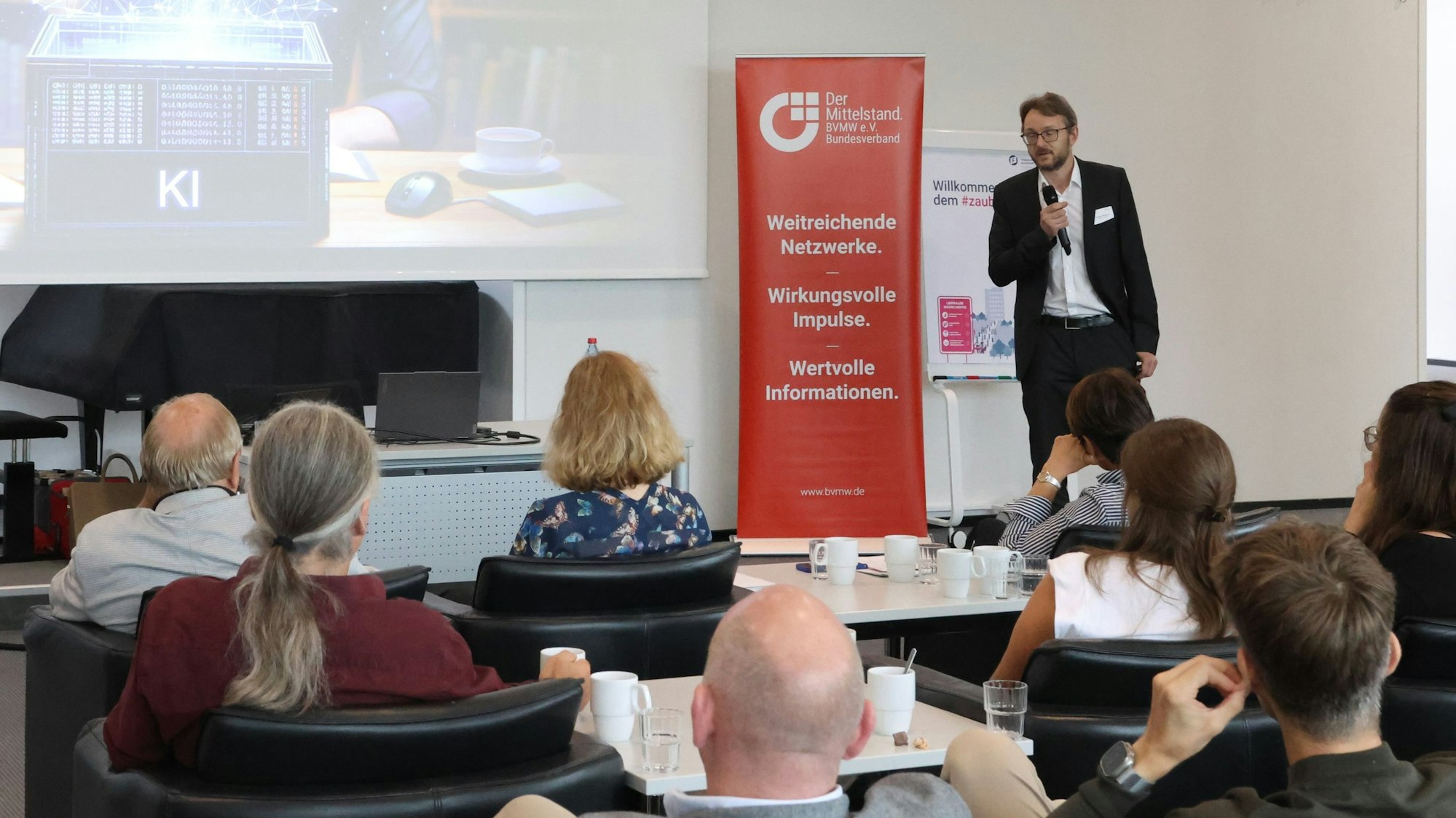 Andreas Waleczek beleuchtete das Thema "Effizientsteigerung durch Künstliche Intelligenz" aus rechtlicher Sicht.